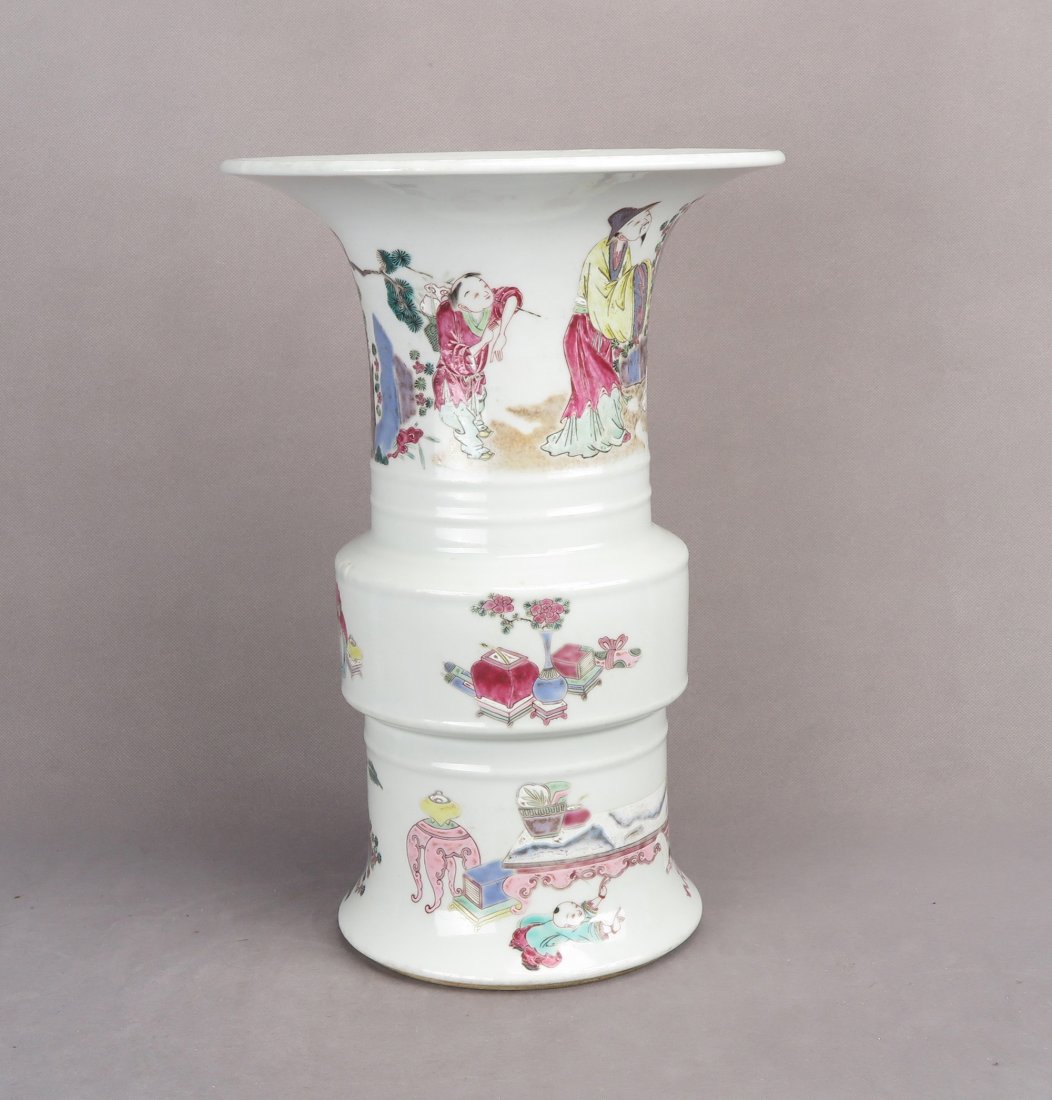 A FAMILLE ROSE PORCELAIN BEAKER VASE (1 of 4)