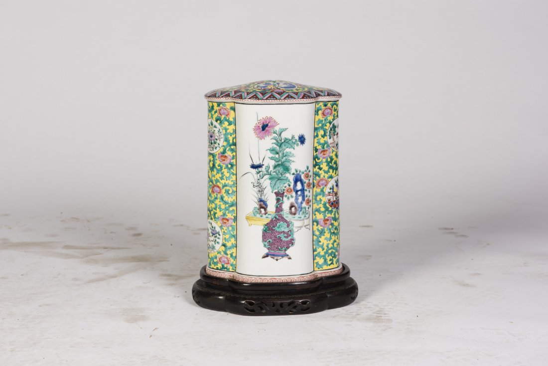 A CHINESE FAMILLE ROSE PORCELAIN CANISTER VASE (1 of 6)