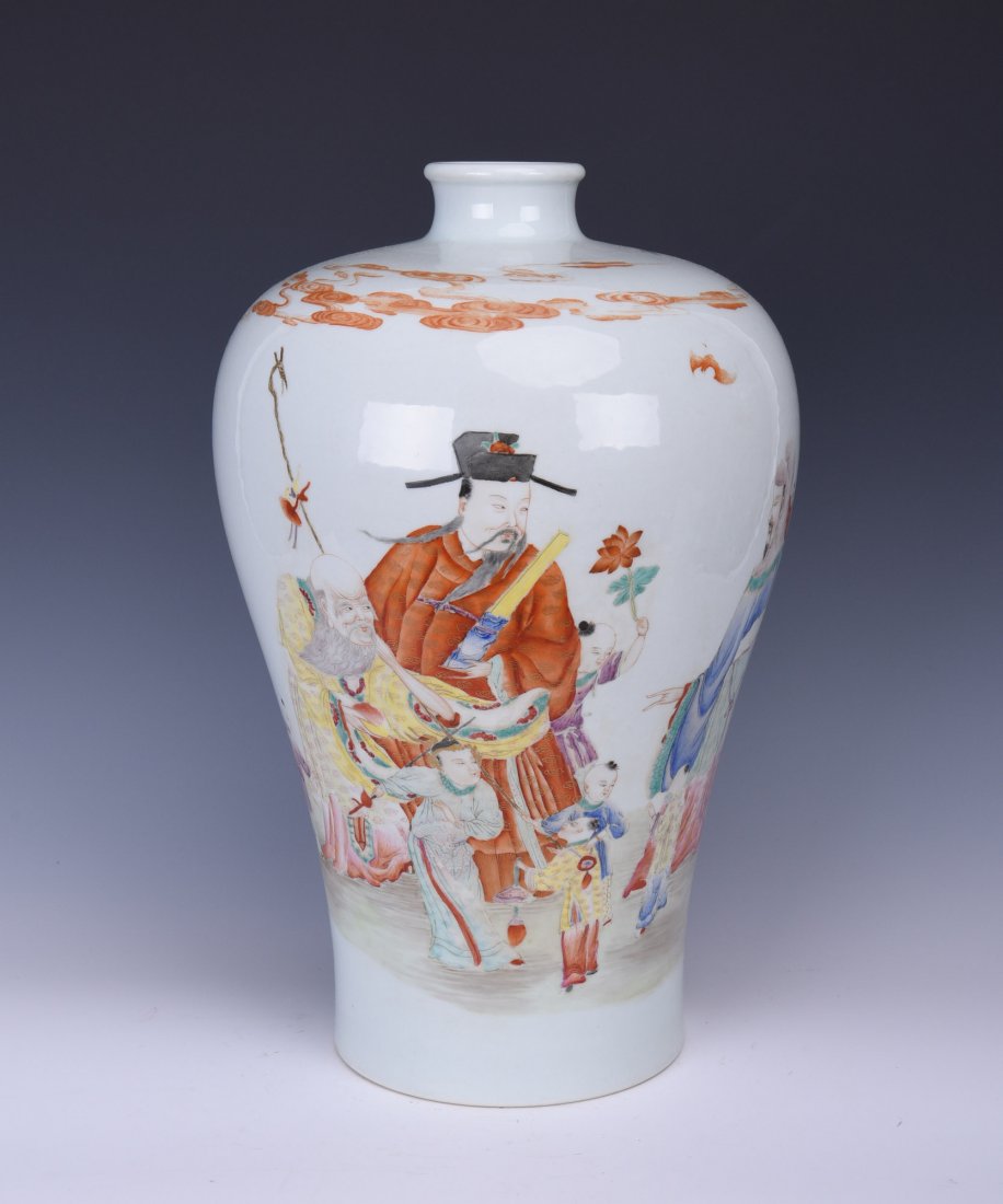 A CHINESE PORCELAIN MEI PING OF FIGURAL MOTIF (1 of 7)