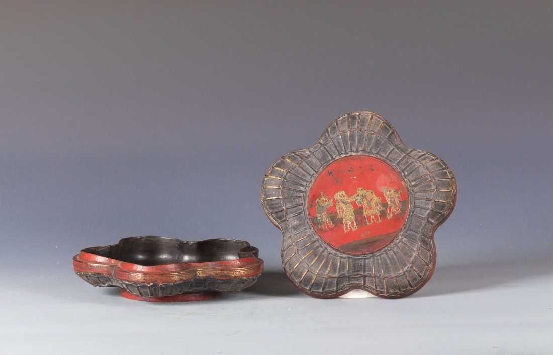 ROUND-PENTAGON LACQUER WOOD BOX (1 of 5)