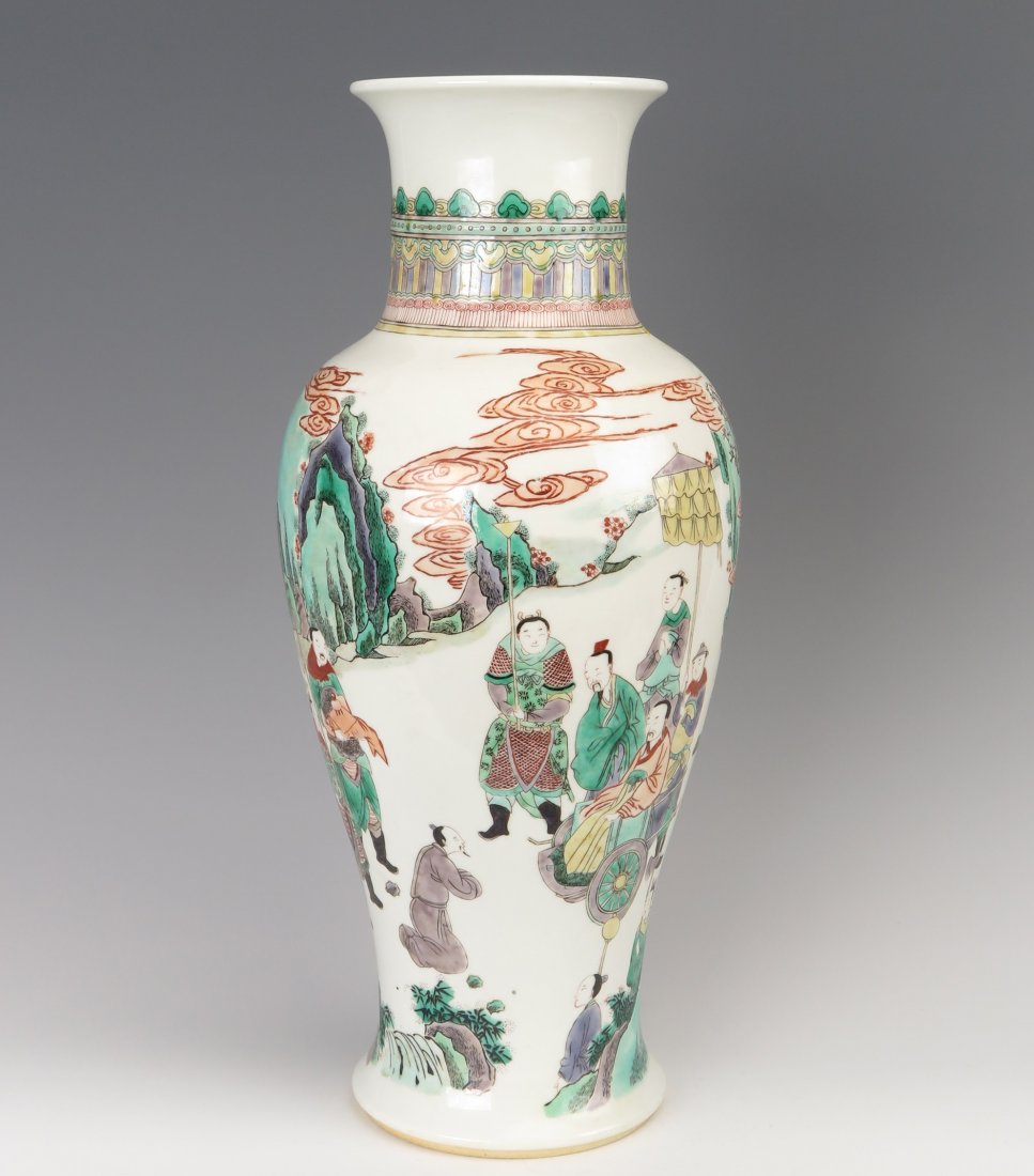 A CHINESE DOUCAI PORCELAIN VASE (1 of 9)