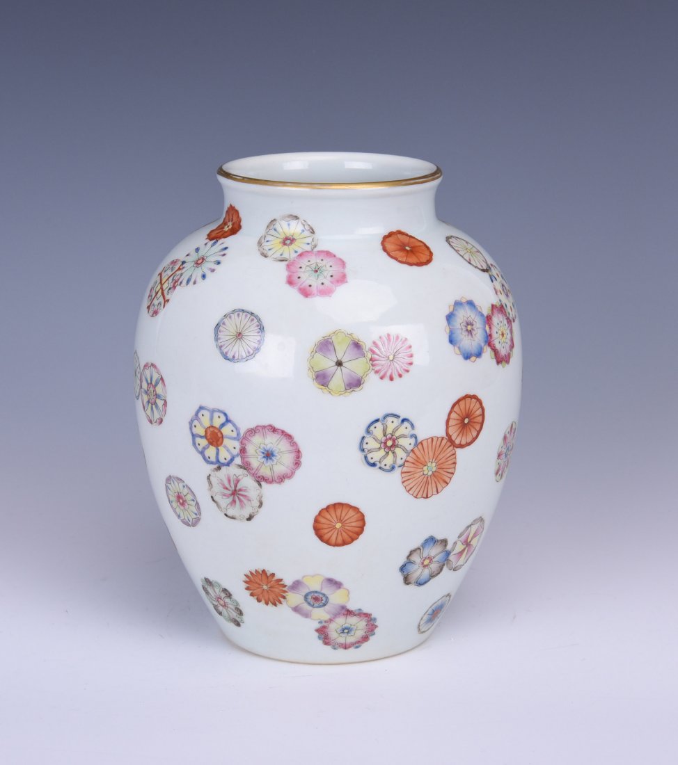 A SMALL FAMILLE ROSE PORCELAIN JAR (1 of 10)