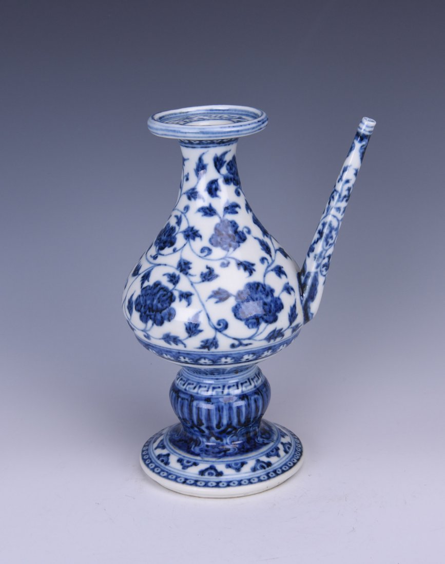AN ARABIC STYLE PORCELAIN POT (1 of 10)