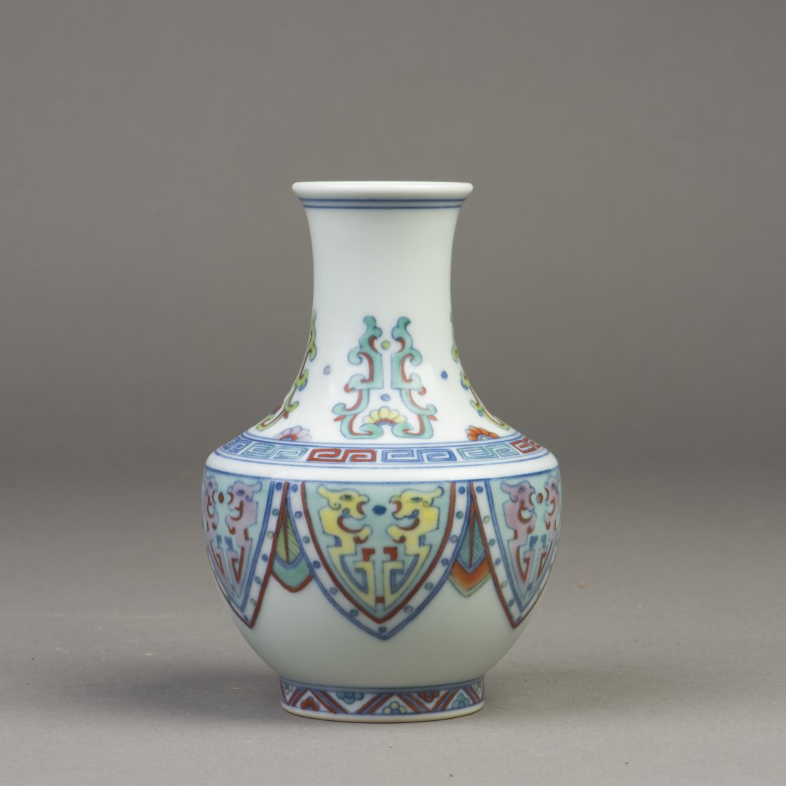 A CHINESE ARCHIASTIC PORCELAIN VASE (1 of 4)