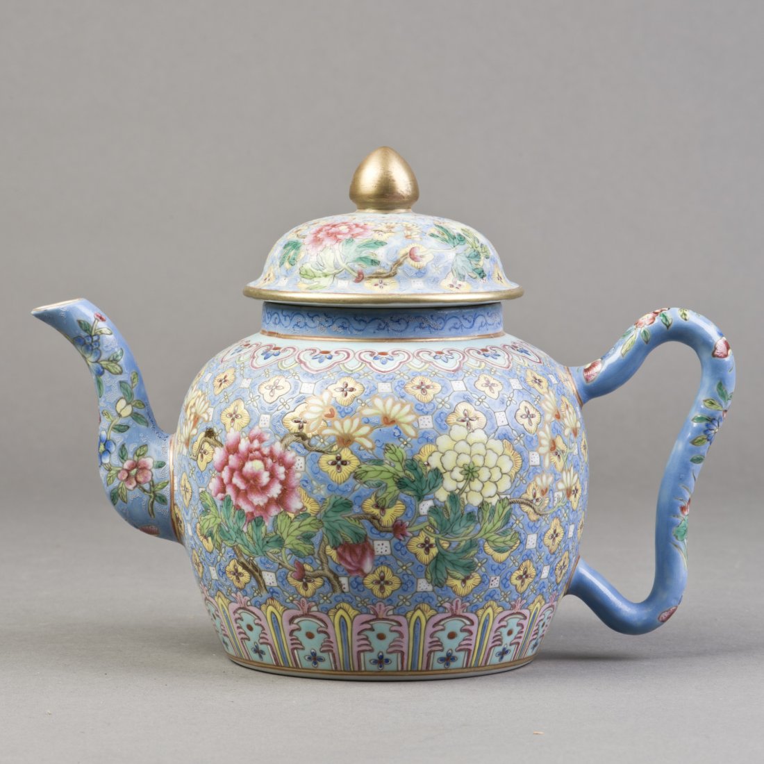 A CHINESE FAMILLE ROSE PORCELAIN TEAPOT (1 of 6)