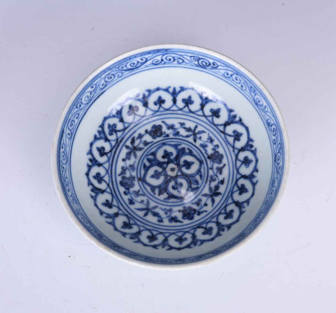 A BLUE AND WHITE PORCELAIN PLATE (1 of 7)