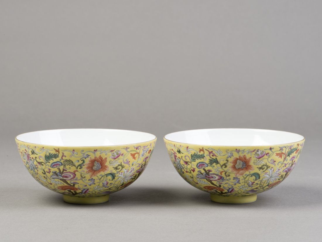 A PAIR OF PORCELAIN BOWLS OF YELLOW GROUND (1 of 5)