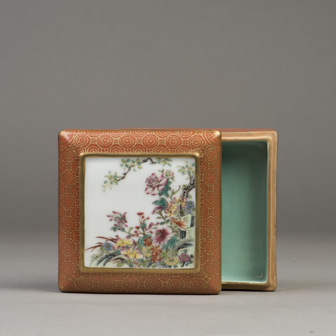 A SQUARE FAMILLE ROSE PORCELAIN CONTAINER (1 of 3)