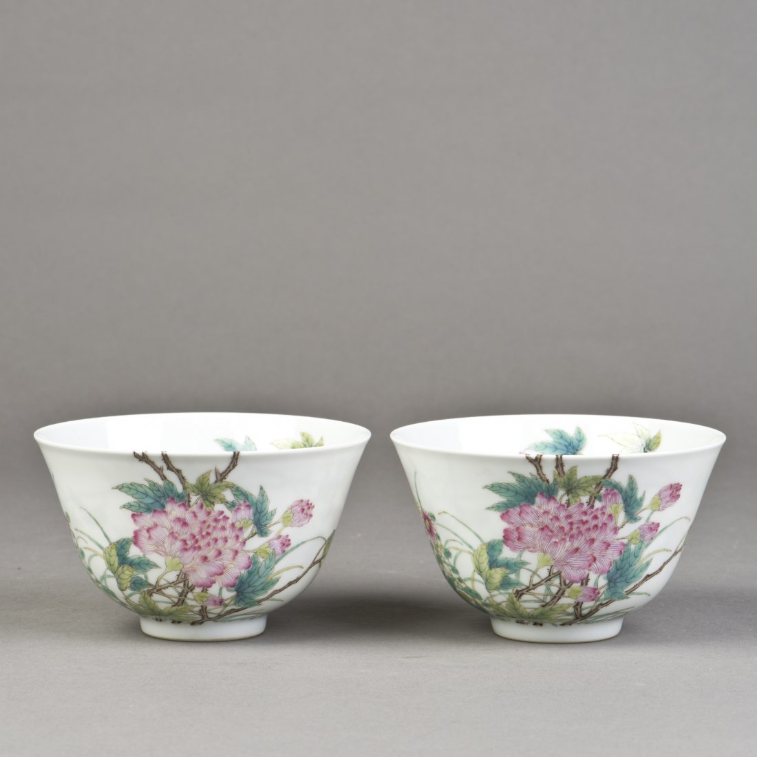 A PAIR OF FAMILLE ROSE PORCELAIN BOWLS OF FLORAL MOTIF (1 of 4)