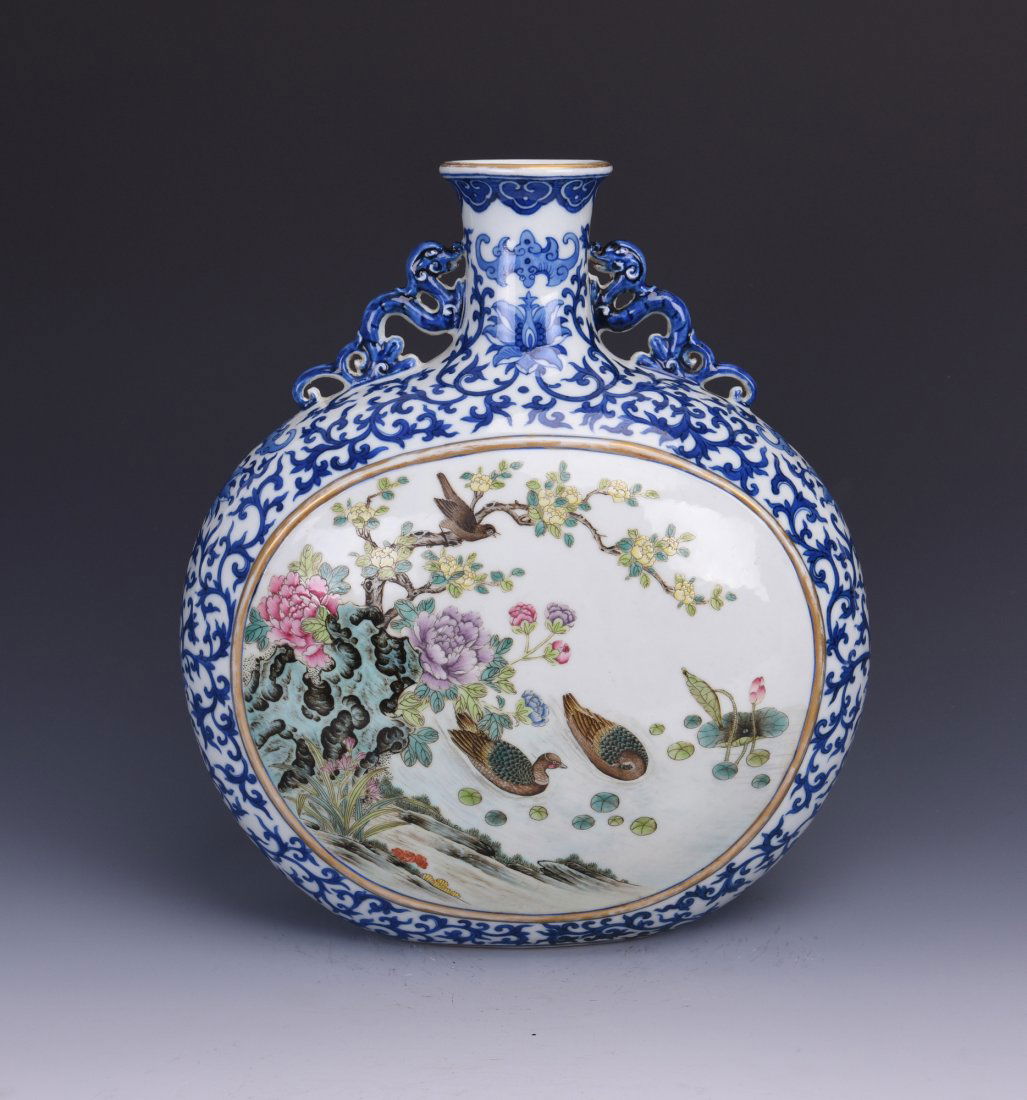 A PORCELAIN FAMILLE ROSE  MOONFLASK VASE (1 of 9)