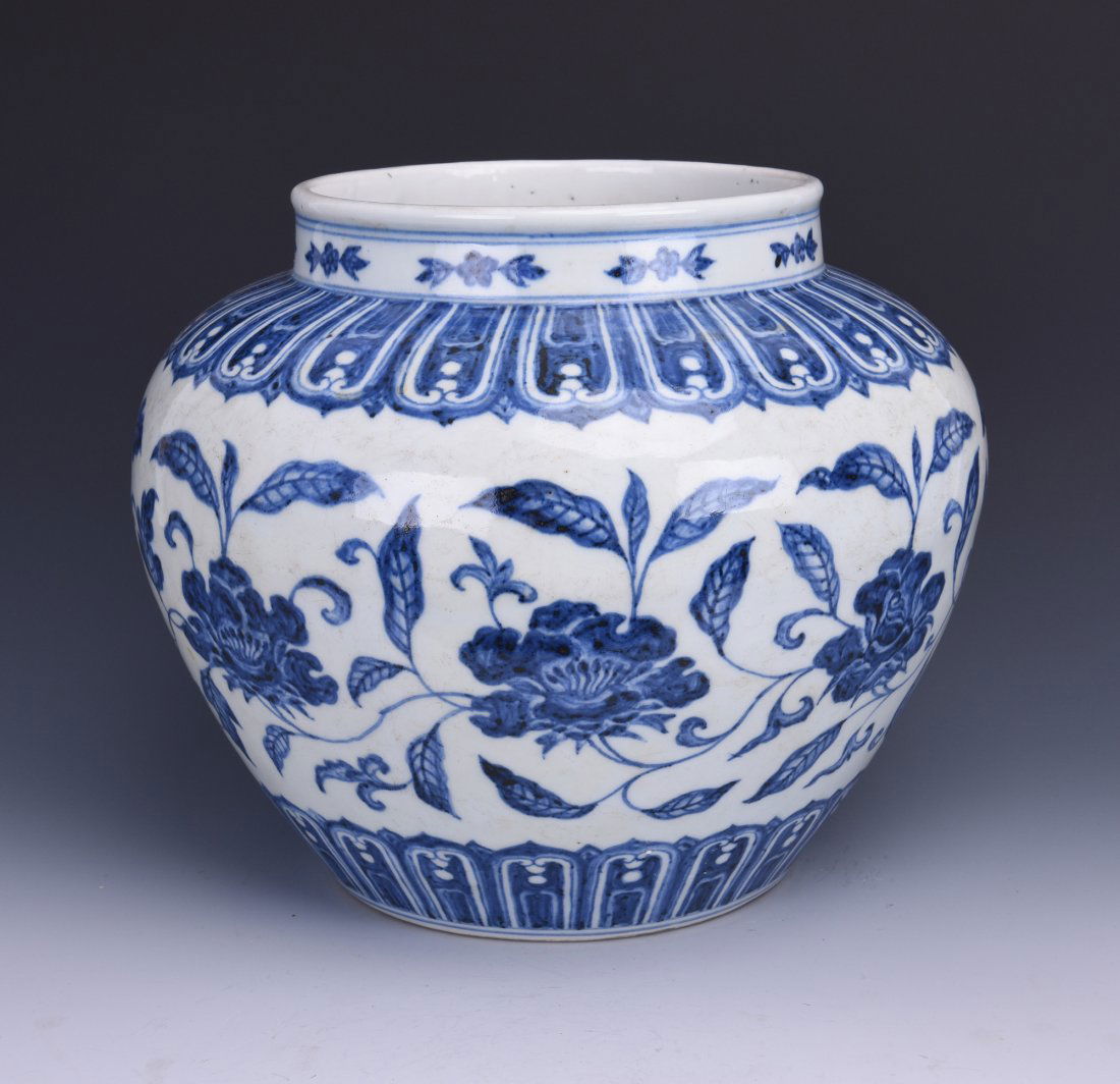 A BLUE AND WHITE PORCELAIN JAR (1 of 9)
