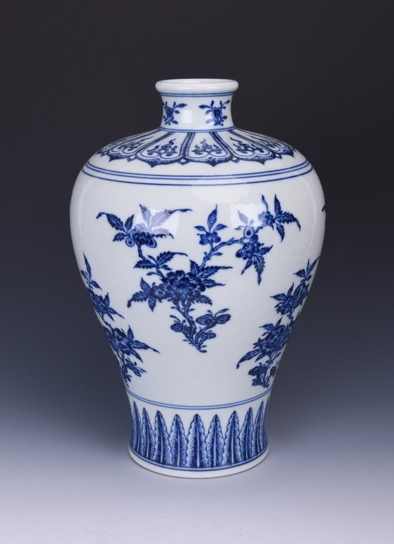 A BLUE AND WHITE PORCELAIN MEI VASE (1 of 9)