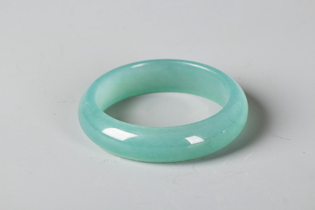 A CHINESE GREEN JADEITE JADE BANGLE (1 of 1)