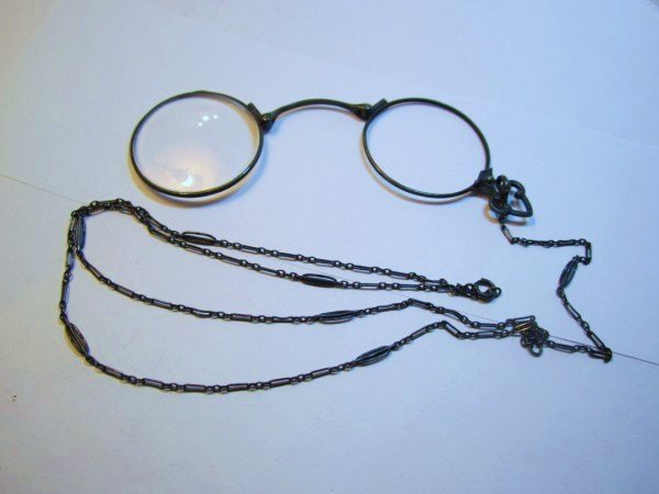 ANTIQUE GLASES FRAME AND CHAIN: ANTIQUE GLASES FRAME AND CHAIN