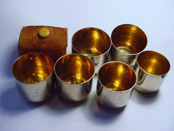 [6] VINTAGE TRAVEL CUPS IN LEATHER CASE: [6] VINTAGE TRAVEL CUPS IN LEATHER CASE