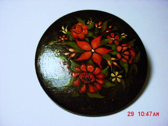 VINTAGE RUSSIAN HAND PAINTED LAQUER PIN: VINTAGE RUSSIAN HAND PAINTED LAQUER PIN