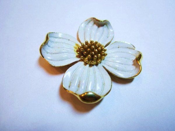 VINTAGE TRIFARI ENAMEL PIN: VINTAGE TRIFARI ENAMEL PIN
