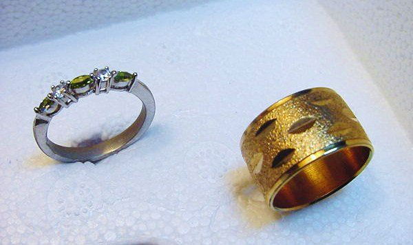 [2] VINTAGE RINGS SIZE 7.5 & SIZE 8: [2] VINTAGE RINGS SIZE 7.5 & SIZE 8