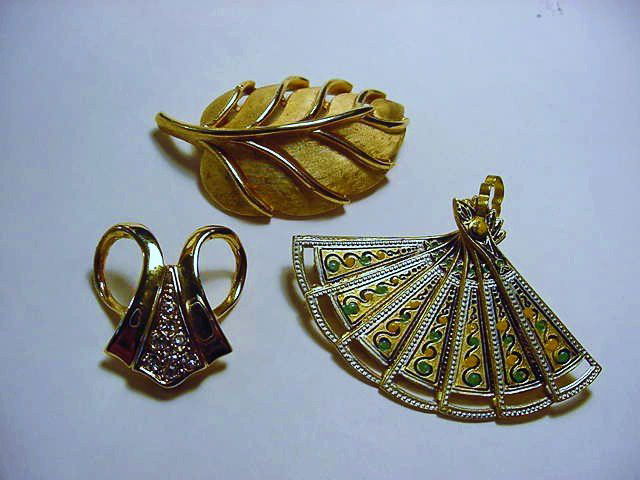 JEWELRY LOT: VINTAGE TRIFARI LEAF PIN, SPAIN PIN & PENDANT