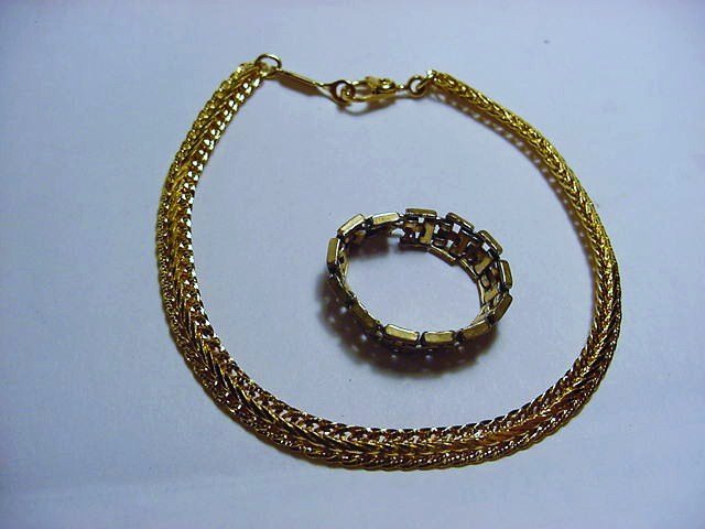 JEWELRY LOT: VINTAGE RING SIZE 7 & MONET BRACELET