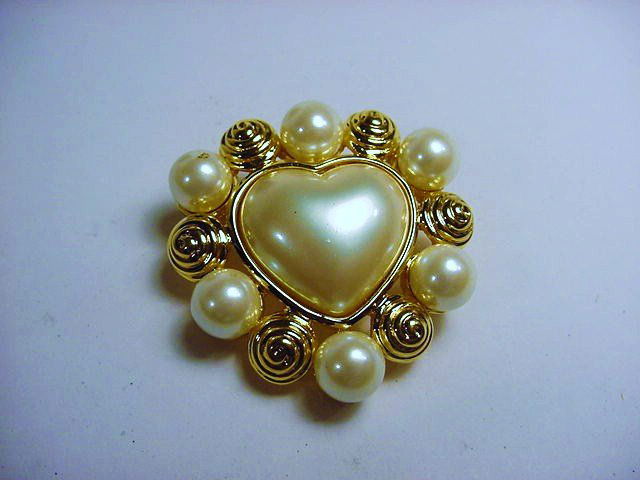 VINTAGE TRIFARI PIN: VINTAGE TRIFARI PIN