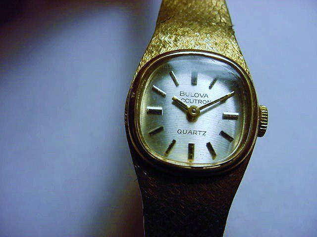 BULOVA ACCUTRON QUARTZ WATCH NEEDS BATTERY: BULOVA ACCUTRON QUARTZ WATCH NEEDS BATTERY