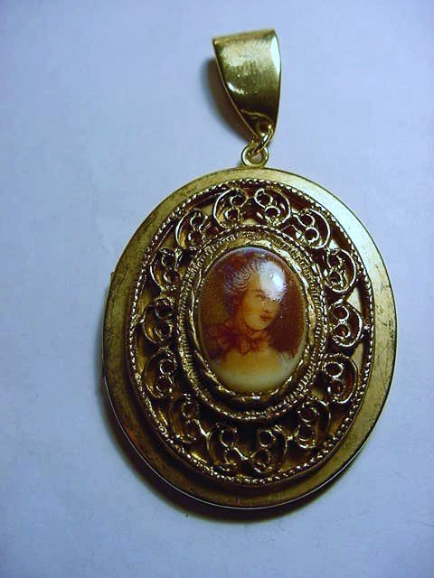 VINTAGE LOCKET: VINTAGE LOCKET