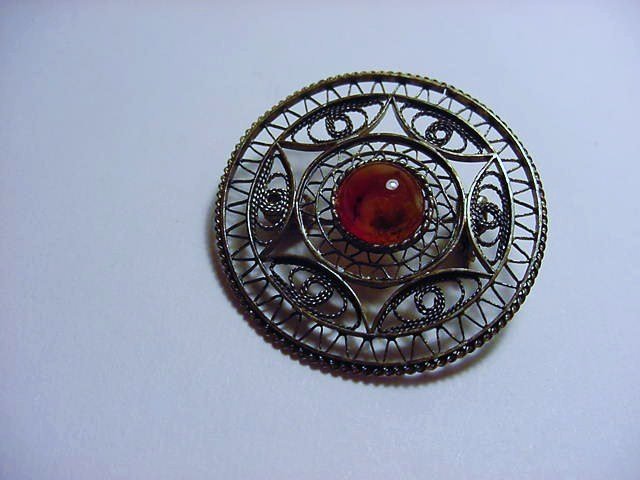 VINTAGE FILIGREE STERLING CARNELIAN PIN: VINTAGE FILIGREE STERLING CARNELIAN PIN