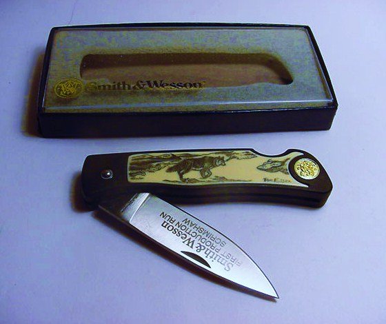 SMITH & WESSON SCRIMSHAW POCKET KNIFE: SMITH & WESSON SCRIMSHAW POCKET KNIFE