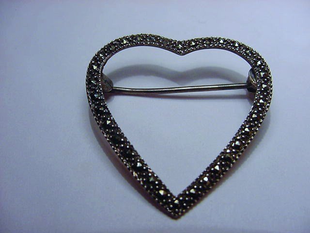 VINTAGE STERLING MARCASITE HEART PIN: VINTAGE STERLING MARCASITE HEART PIN