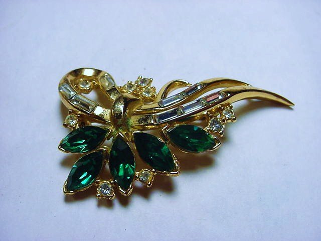 VINTAGE TRIFARI RHINESTONE PIN: VINTAGE TRIFARI RHINESTONE PIN