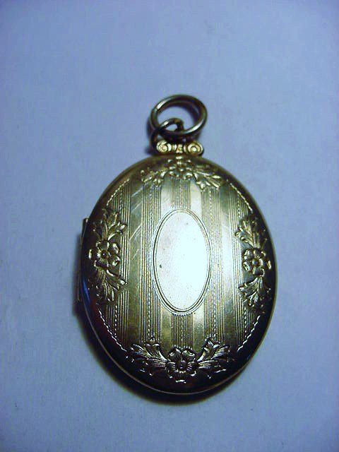 VINTAGE LOCKET: VINTAGE LOCKET