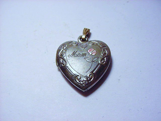 VINTAGE STERLING "MOM" HEART LOCKET: VINTAGE STERLING "MOM" HEART LOCKET