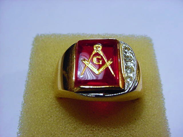 VINTAGE 18K GOLD PLATED MASONIC RING SIZE 12: VINTAGE 18K GOLD PLATED MASONIC RING SIZE 12