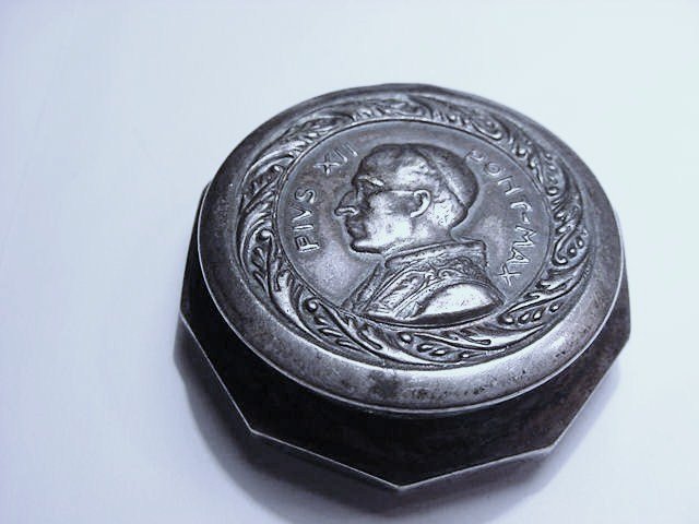 POPE PIUS XII ROSARY BEAD HOLDER: POPE PIUS XII ROSARY BEAD HOLDER