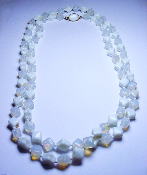 VINTAGE ART GLASS NECKLACE: VINTAGE ART GLASS NECKLACE