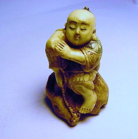 VINTAGE NETSUKE: VINTAGE NETSUKE 2.25" TALL