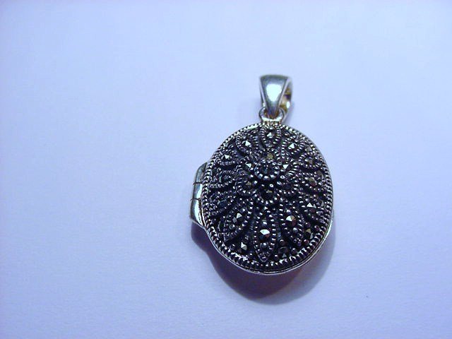 VINTAGE STERLING MARCASITE LOCKET: VINTAGE STERLING MARCASITE LOCKET
