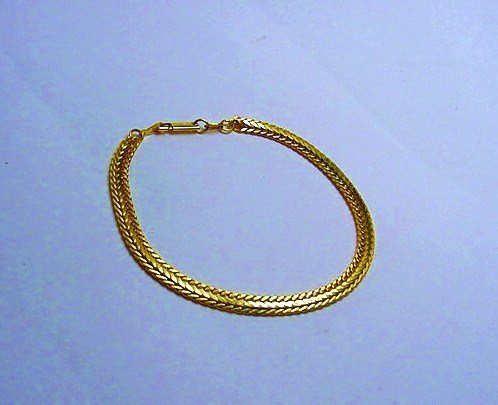 VINTAGE 18K GOLD PLATED BRACELET: VINTAGE 18K GOLD PLATED BRACELET