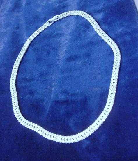 VINTAGE MONET NECKLACE: VINTAGE MONET NECKLACE