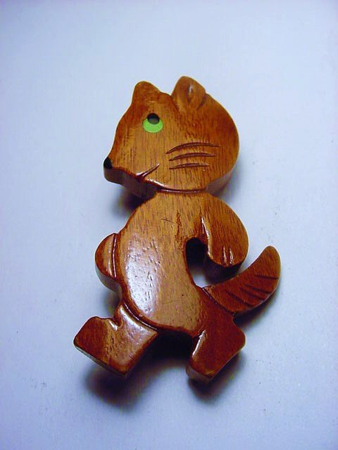 VINTAGE CARVED WOOD SQUIRREL PIN: VINTAGE CARVED WOOD SQUIRREL PIN