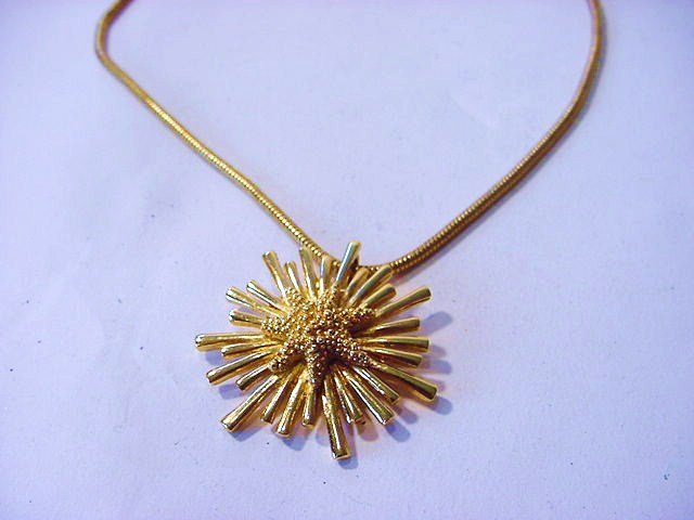 VINTAGE MONET NECKLACE: VINTAGE MONET NECKLACE