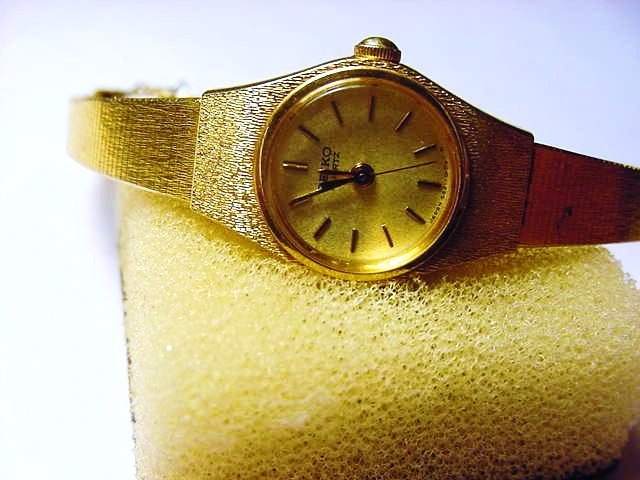 LADIES SEIKO WATCH NEEDS BATTERY: LADIES SEIKO WATCH NEEDS BATTERY