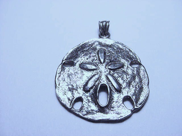 VINTAGE STERLING SAND DOLLAR PENDANT: VINTAGE STERLING SAND DOLLAR PENDANT