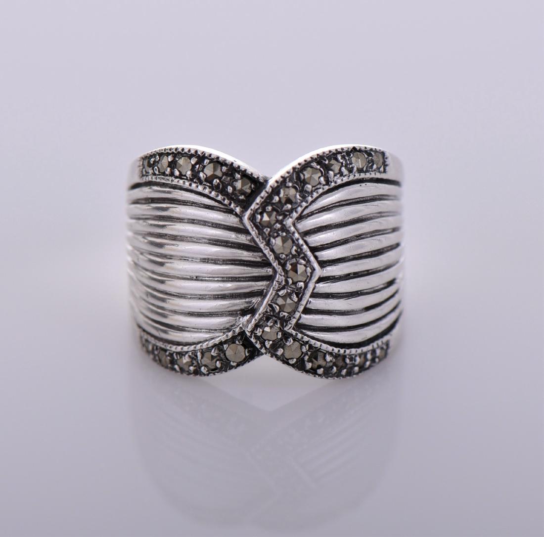 Vintage Marcasite Sterling Silver Ring.: Vintage Marcasite Sterling Silver Ring. Ring Size 5. Estimated more than 50 yrs old. 925 Sterling Silver consisting of 92.5% silver and 7.5% copper. Tested Positive using Nitric Acid Chemical Scratch 