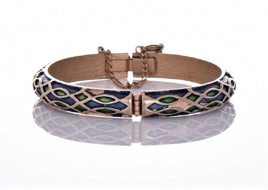 Vintage Trifari Gold Tone/Plated Bracelet.: Vintage Trifari Gold Tone/Plated Bracelet. Estimated more than 50 yrs old. Size and/or Weight: See Measurement Photo. (Photos Represent The Lot Condition. Read T&C's)