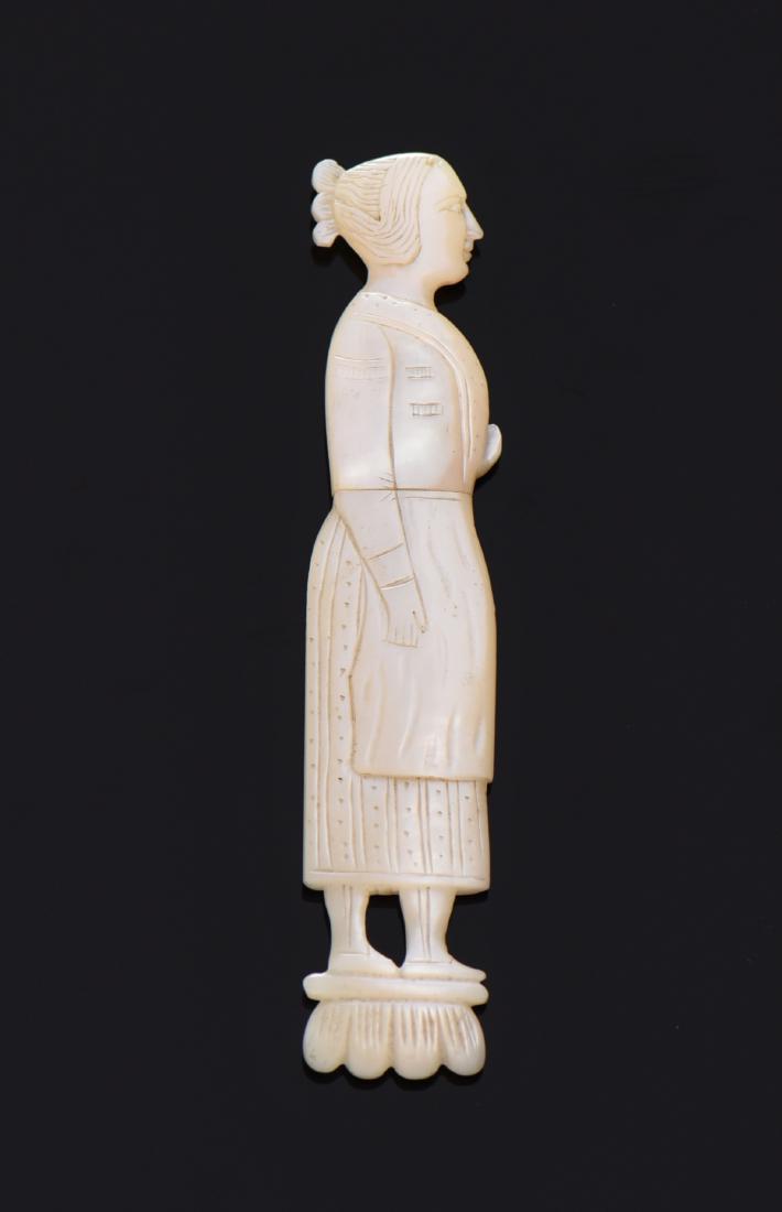 19Th Century Mother of Pearl Perfume Bottle Carved: 19th Century Mother of Pearl Perfume Bottle Carved As A Woman. Estimated more than 100 yrs old. For Size And Weight See The Last Photo If Not Written In This Description. All Photos Represent The Lot 