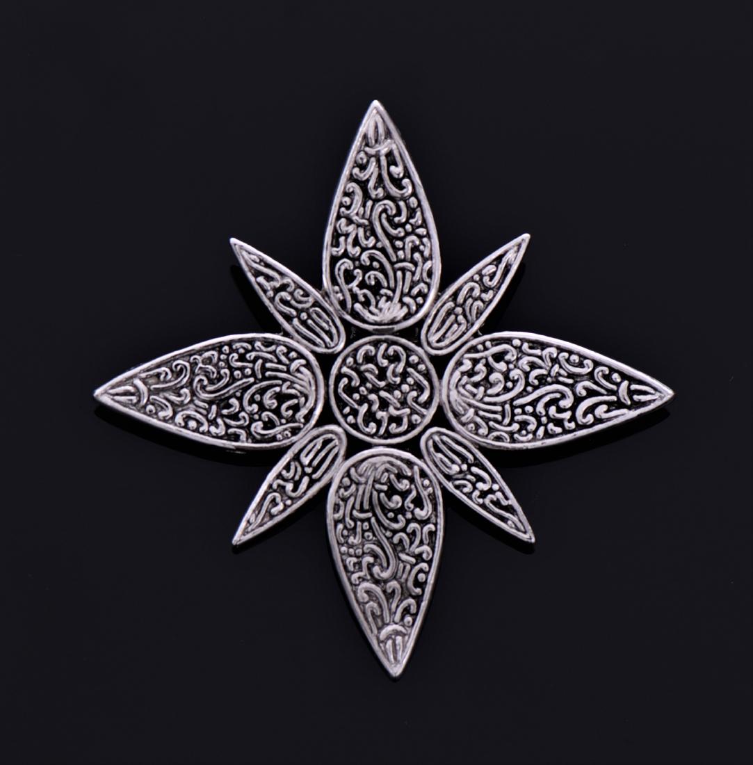 John Hardy Designer Star Clip Pin: John Hardy designer star clip pin. Not Sterling. Estimated less than 50 yrs old. Size And Weight: See Last Photo If Applicable. All Photos Represent The Lot Condition. Please Read Our Terms And Condit
