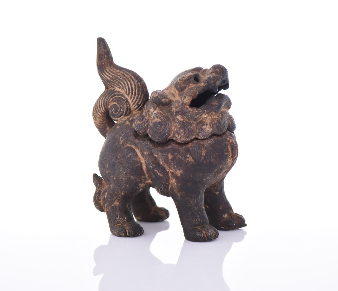 Early 20th Century Cast Iron Foo Dog Censer: Early 20th Century Cast Iron Foo Dog Censer. Estimated more than 100 yrs old. Japanese art covers a wide range of art styles and media, including ancient pottery, sculpture, ink painting and calligrap