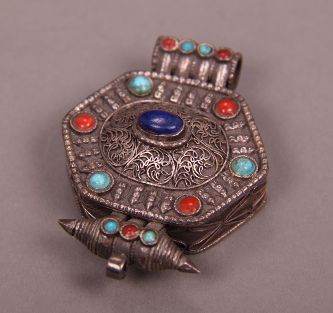Antique Silver Pill Box [1.9 (Oz),1.8 (In),1.2: Antique Silver Pill Box [1.9 (oz),1.8 (in),1.25 (in),2.25 (in)]